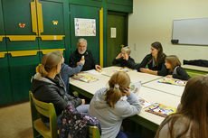 Symbolische Mantelteilung mit den Kommunionkindern (Foto: Karl-Franz Thiede)